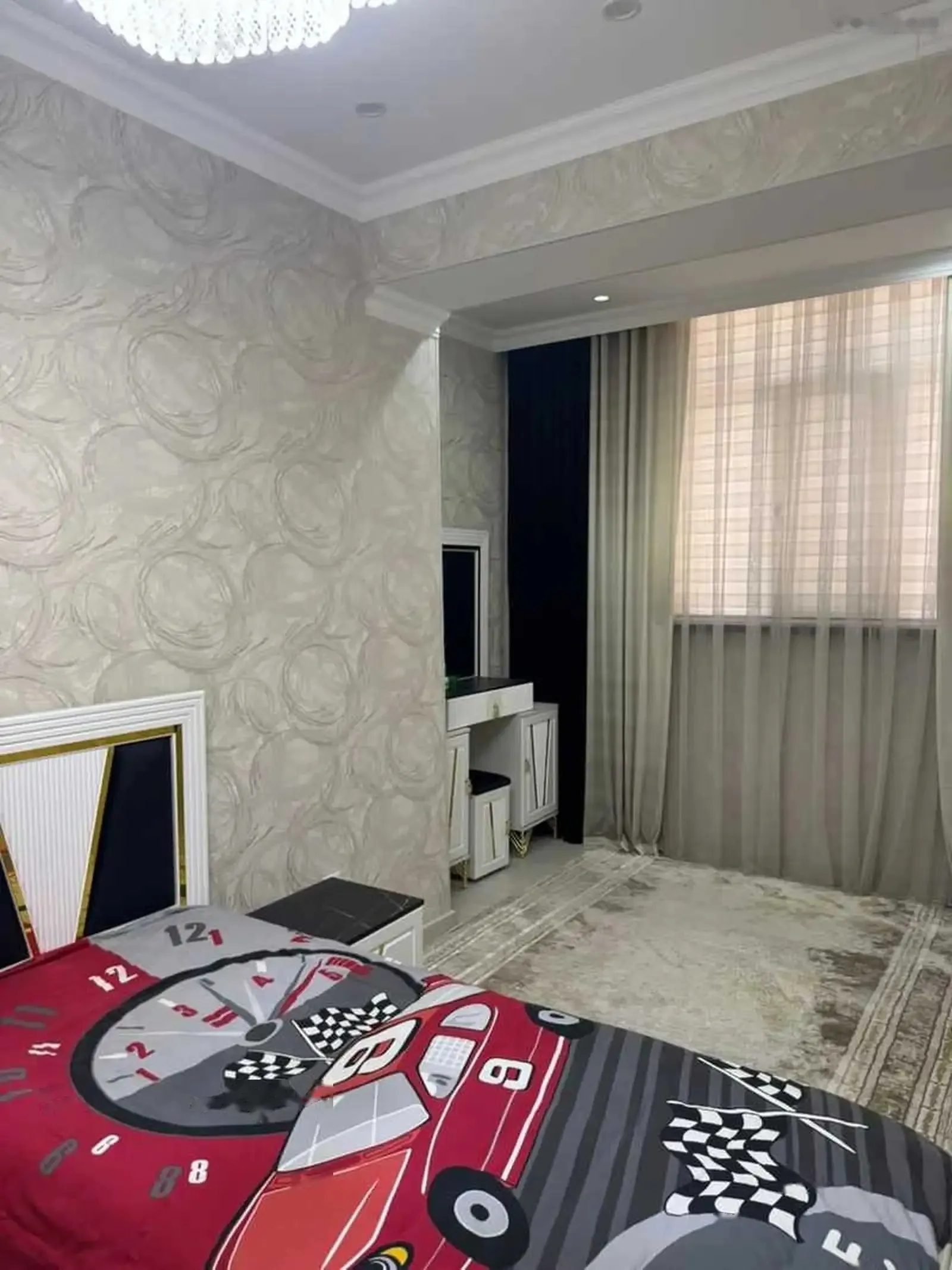 4-к квартира, 5 этаж, 140 м², голубой экран
