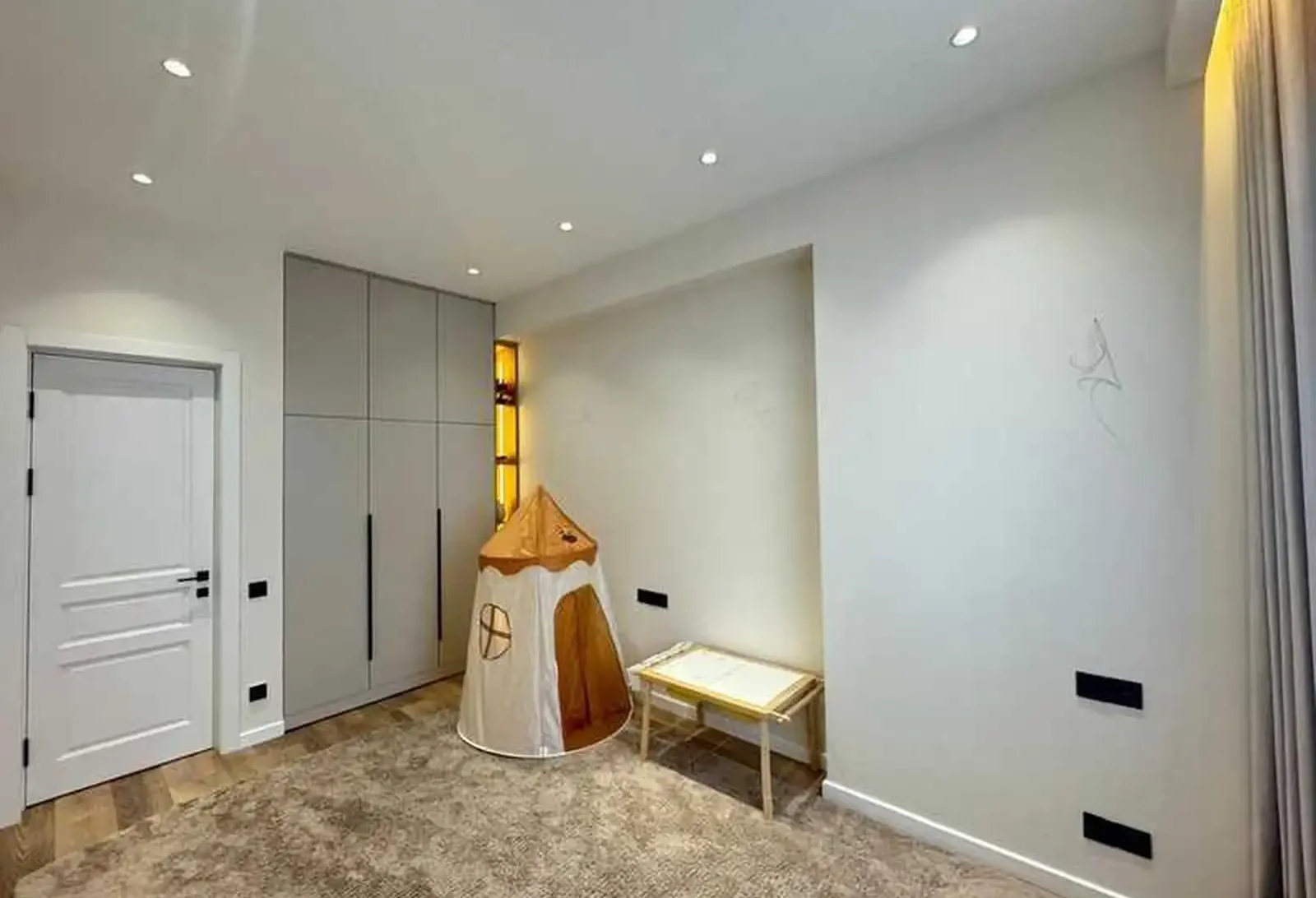3-комн. квартира, 13 этаж, 108м², Шохмансур Овир