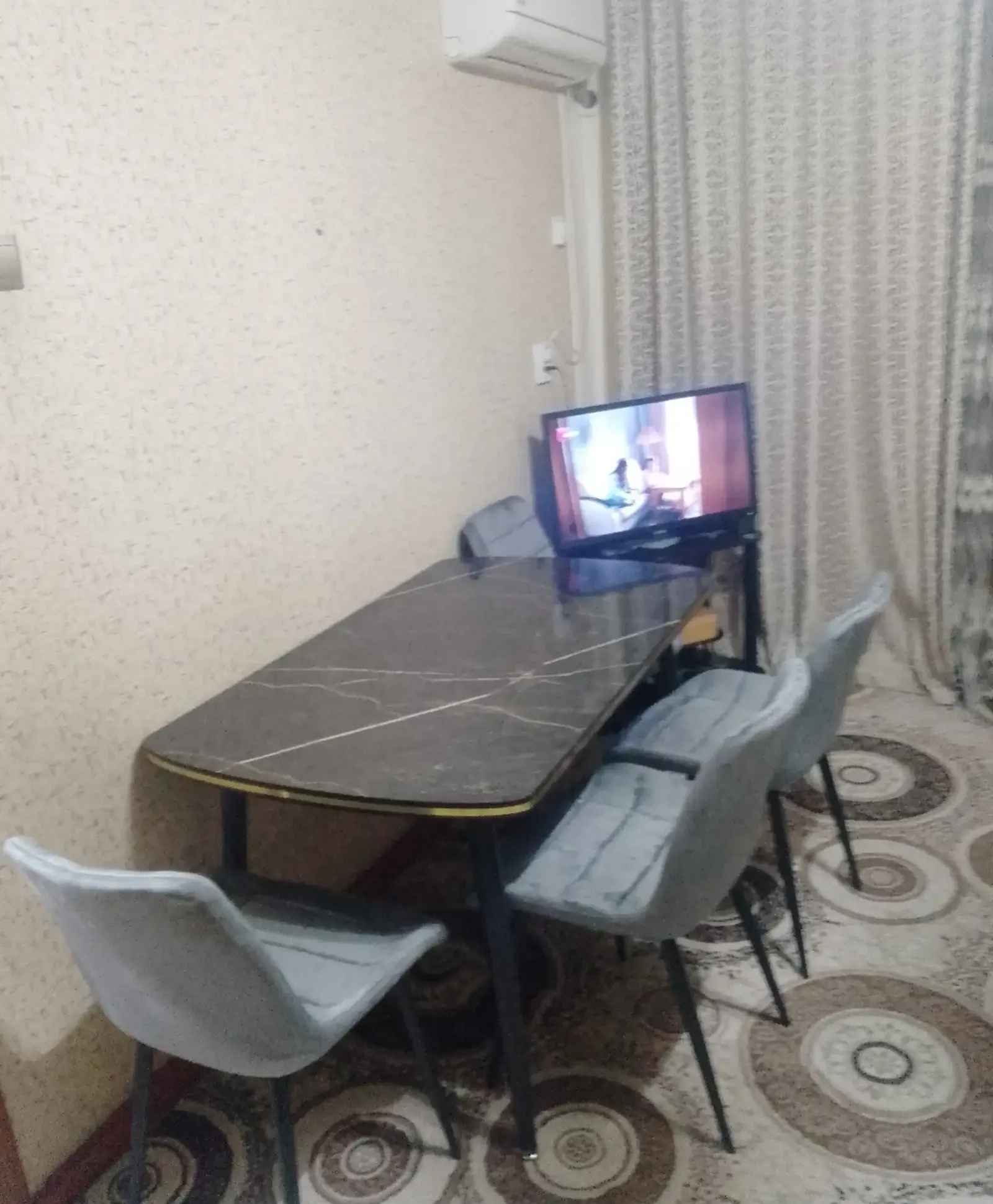 Стол и стулья