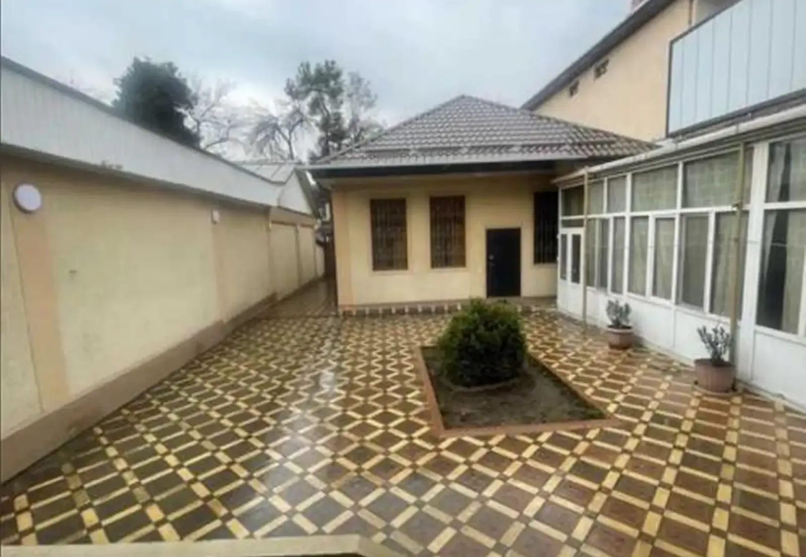 6-комн. квартира, 1 этаж, 240 м², Сомони