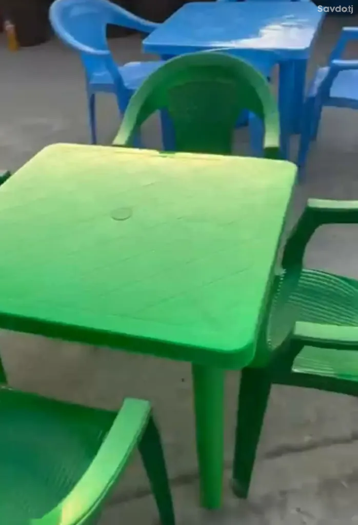 Стол и стулья