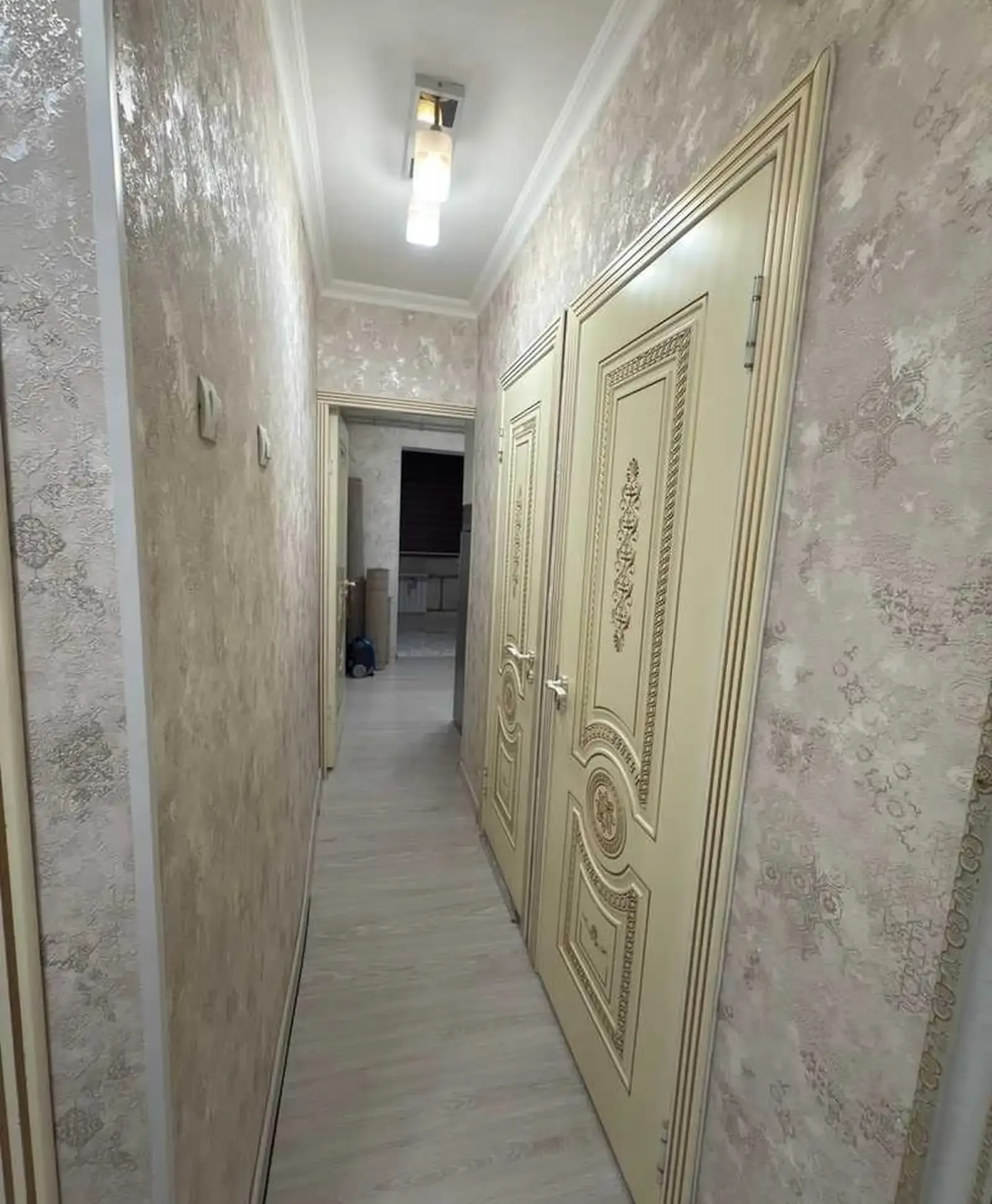 2-комн. квартира, 3 этаж, 85м², 33 мкр, Бозори фаровон