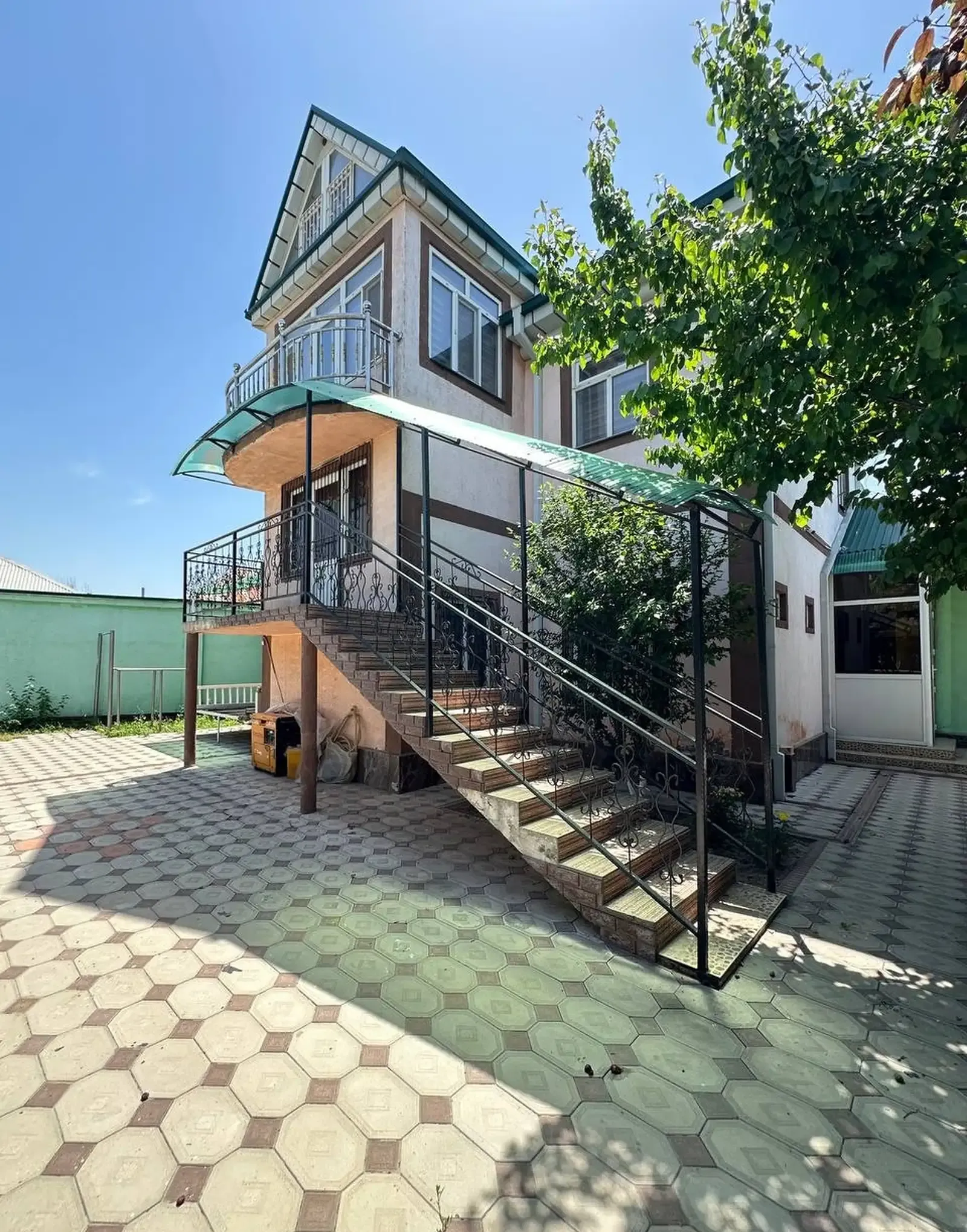 3 этажный, 6-комн. дом, 260 м², 8 соток, Сино