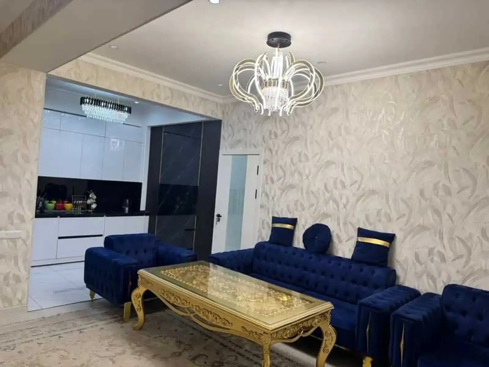 4-к квартира, 5 этаж, 140 м², голубой экран