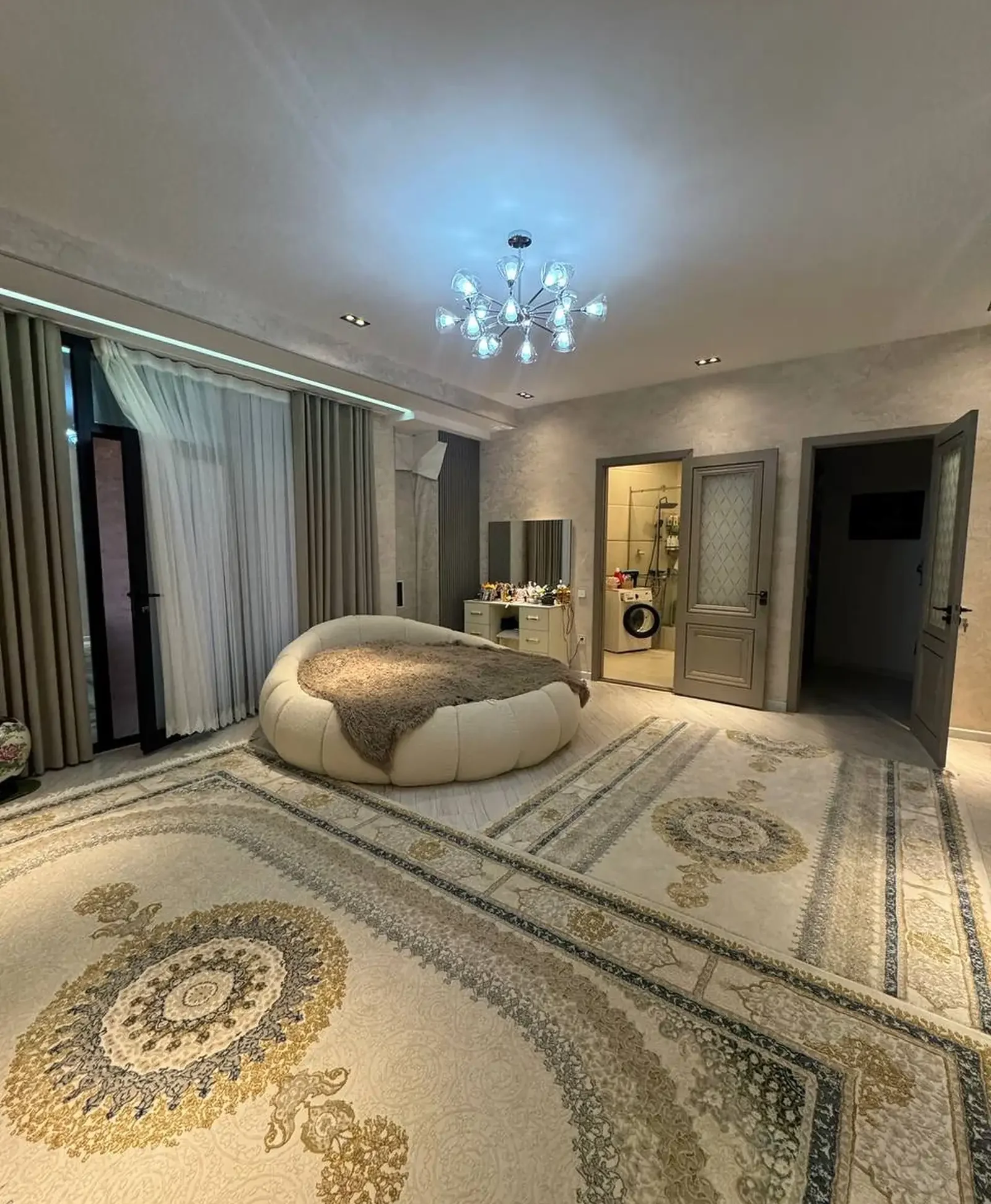 3-комн. квартира, 7 этаж, 135 м², Исмоили Сомони Овир,Пули Сангин