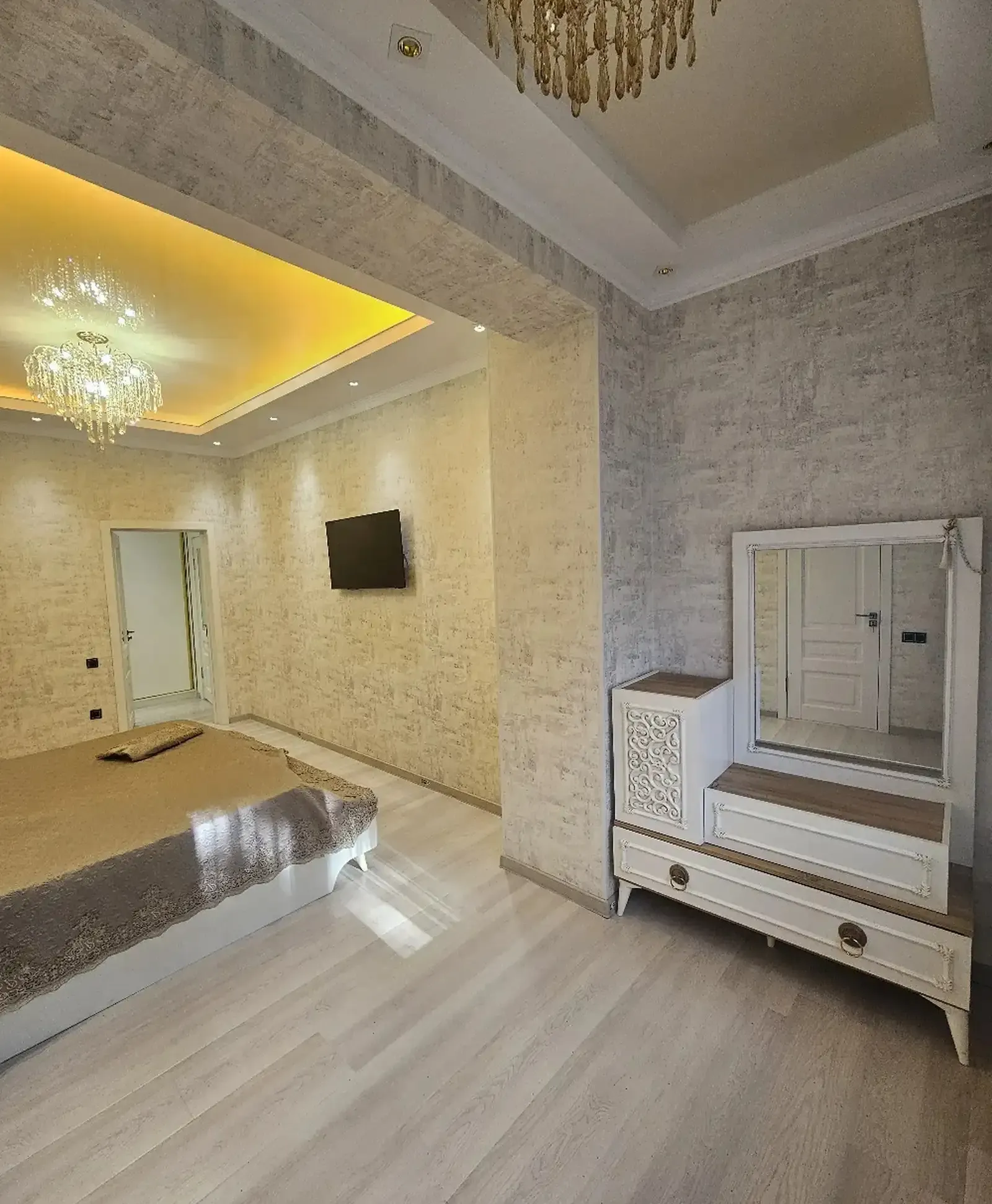 2-комн. квартира, 3 этаж, 75м², Голубой экран