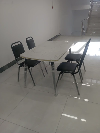 Стол и стулья