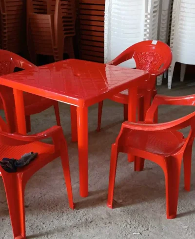 Стол со стульями