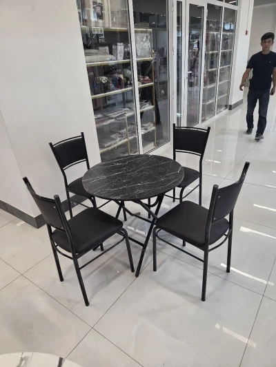 Стол и стулья