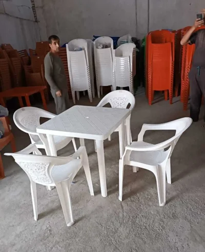Стол и стулья