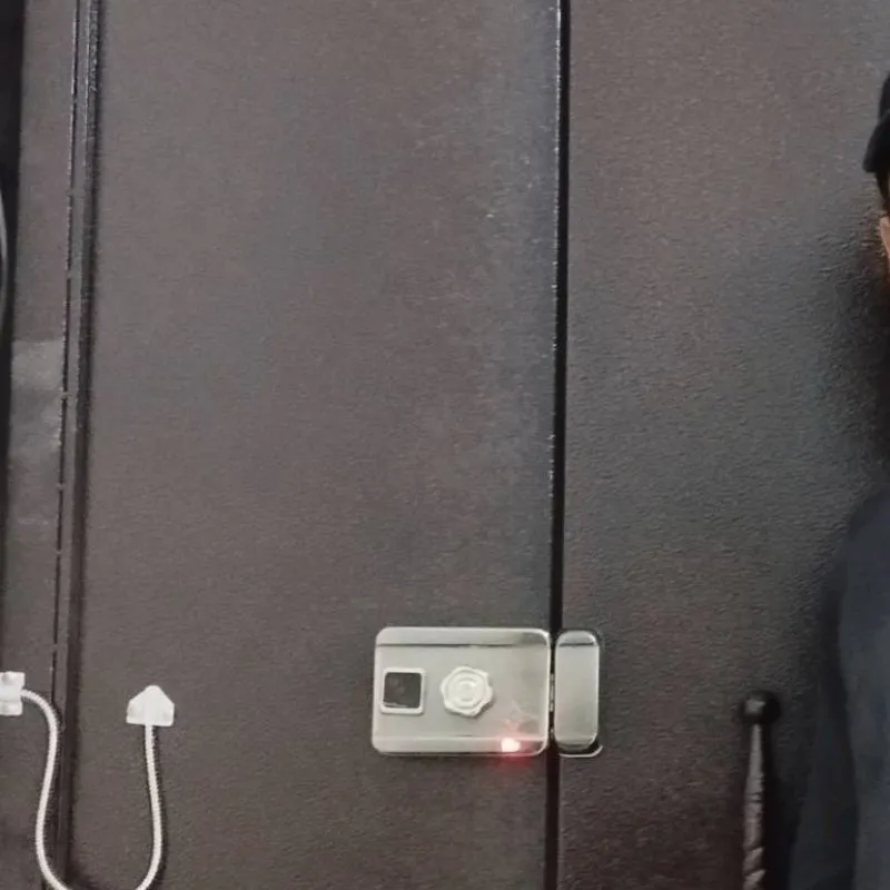 Установка электромеханический замок на подъездах