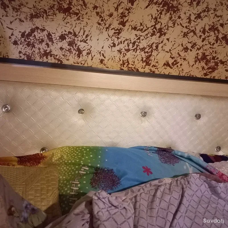Спальная стенка, диван, 2 тумбочки и зеркало