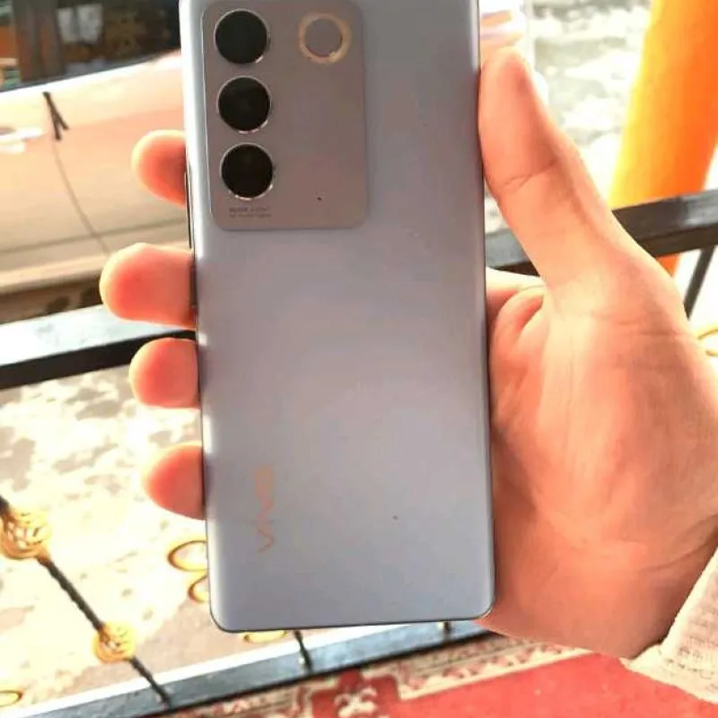 Vivo v 27,