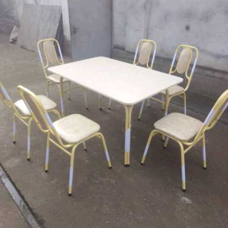 Стол и стулья