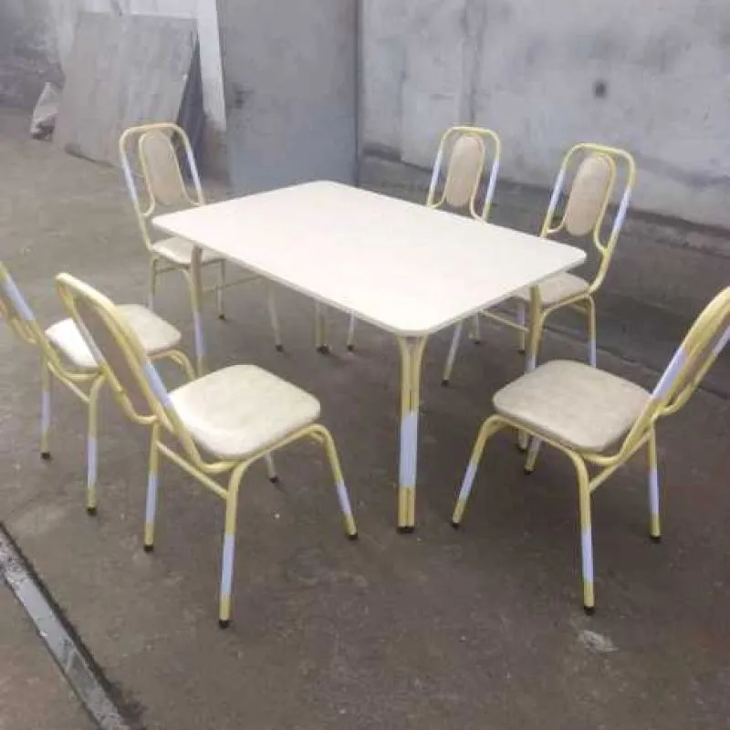 Стол и стулья