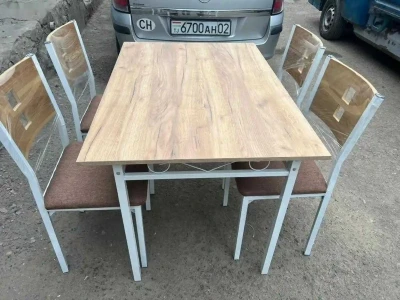 Cтол и стулья для кухни