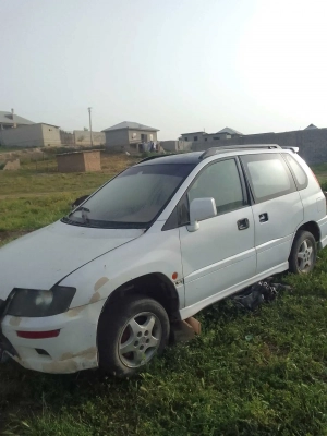Mitsubishi Chariot 2000