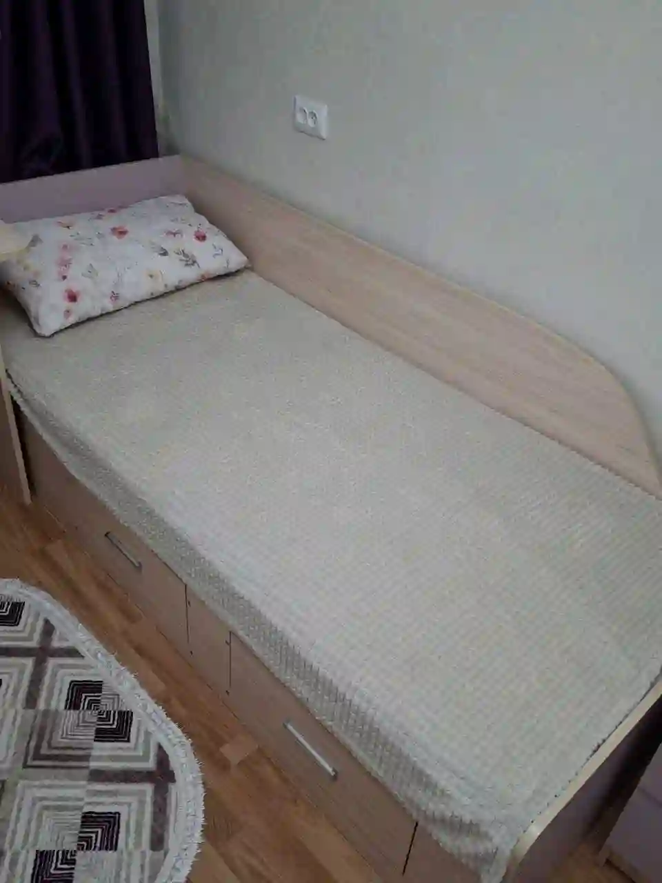 2 кровати и 1 стол 