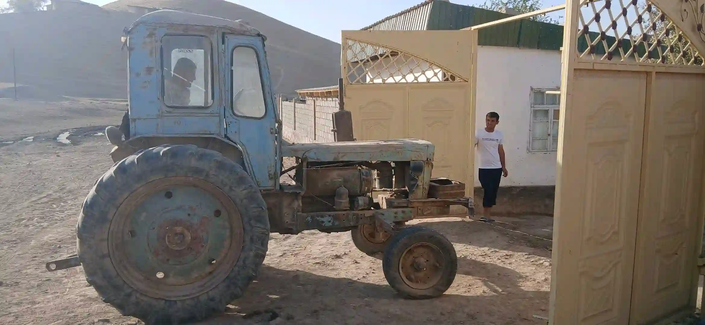 Трактор и плуг