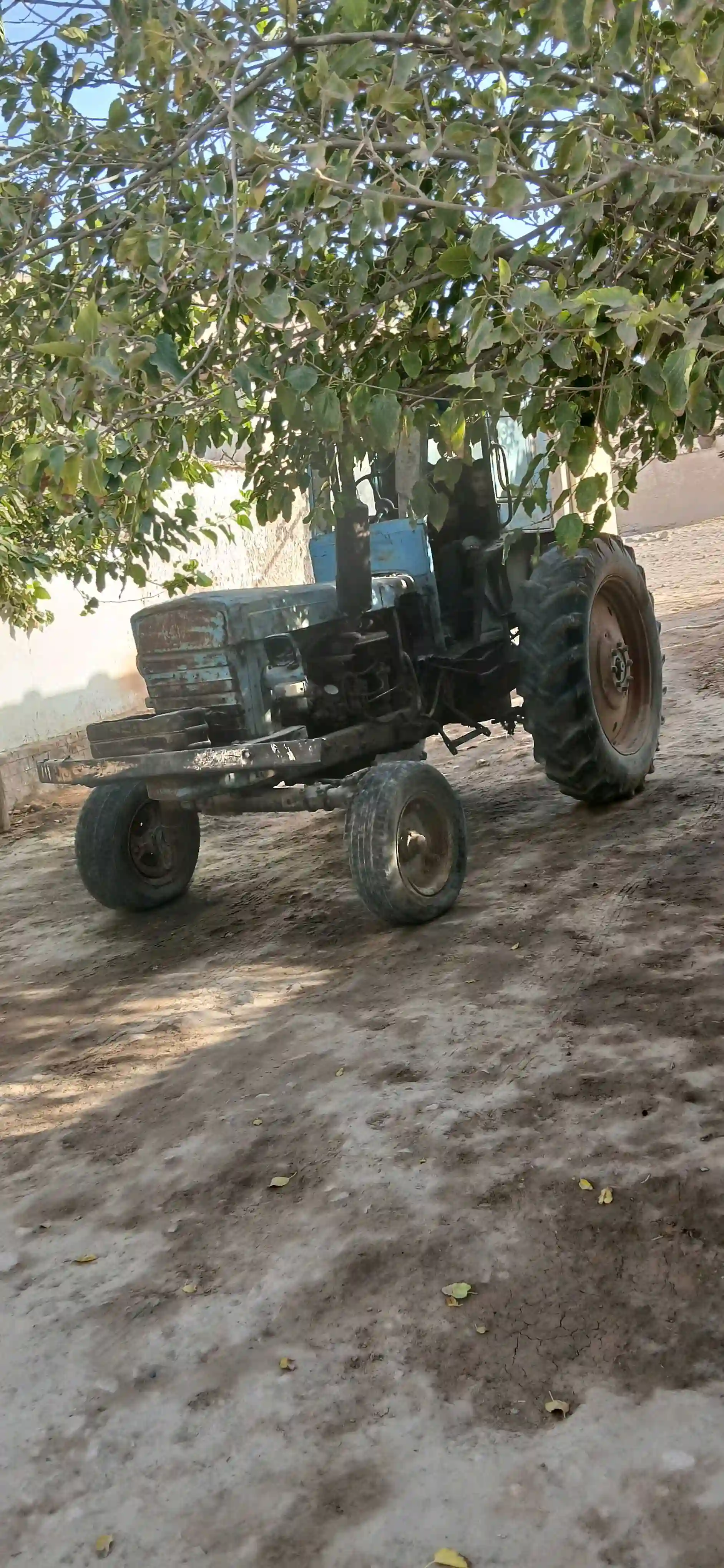 Трактор и плуг
