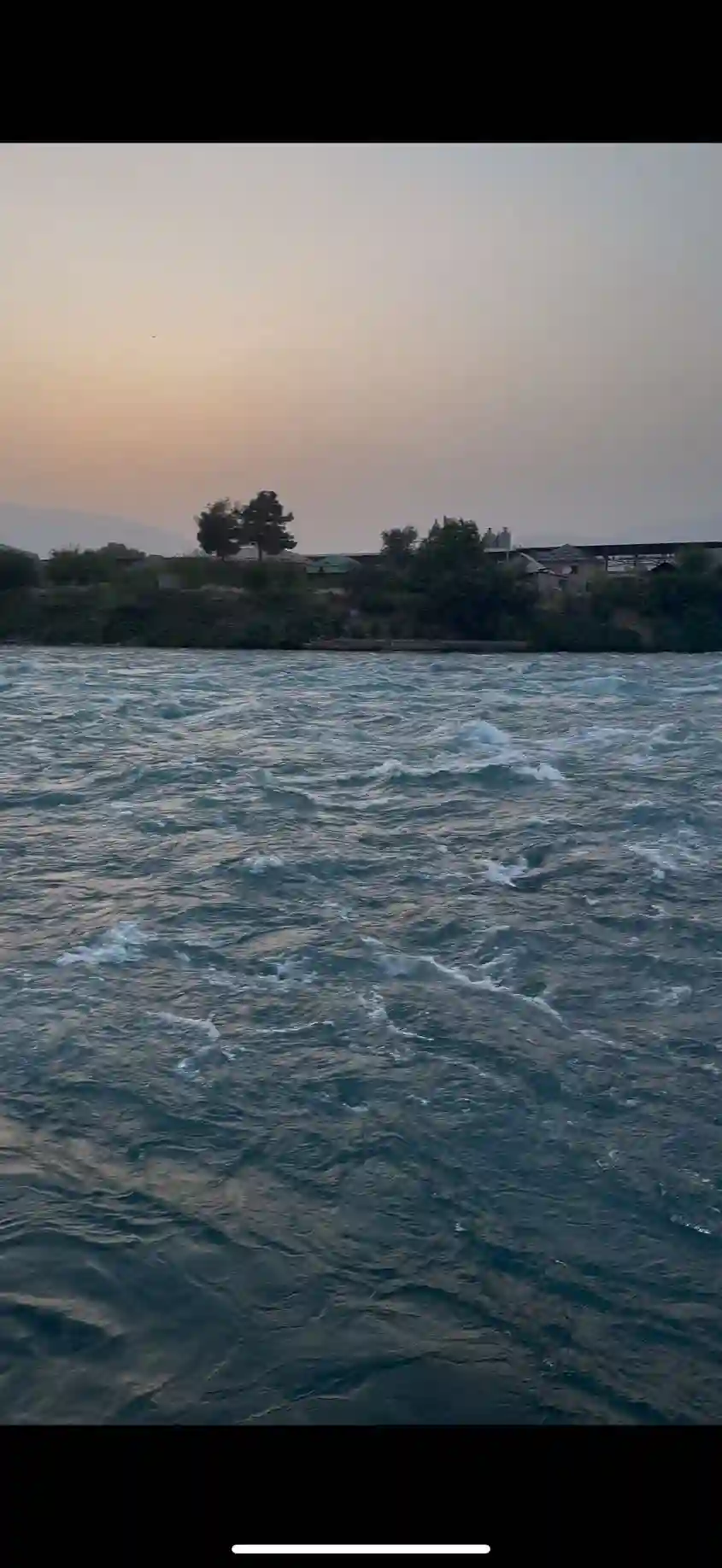 Духтар барои нигох бини кудак ва корхои хона