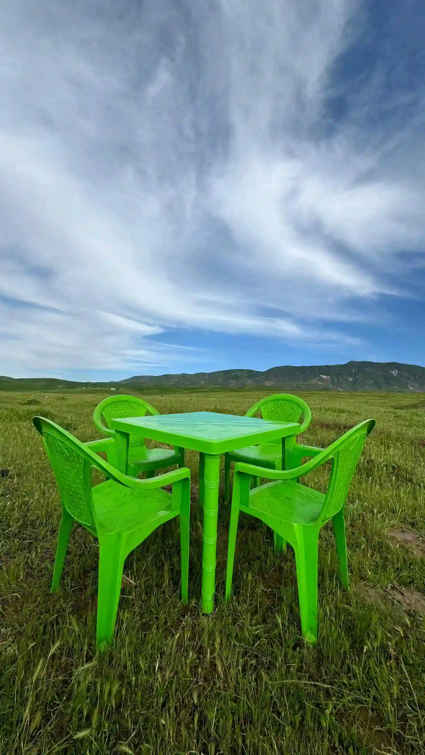 Столы и стулья