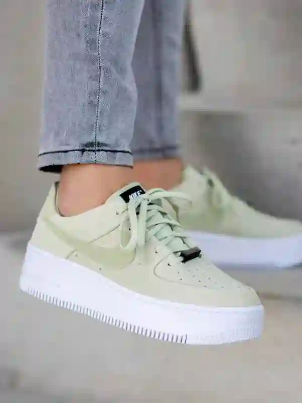 Кроссовки Nike Air Force 1 Sage Low Suede Platform