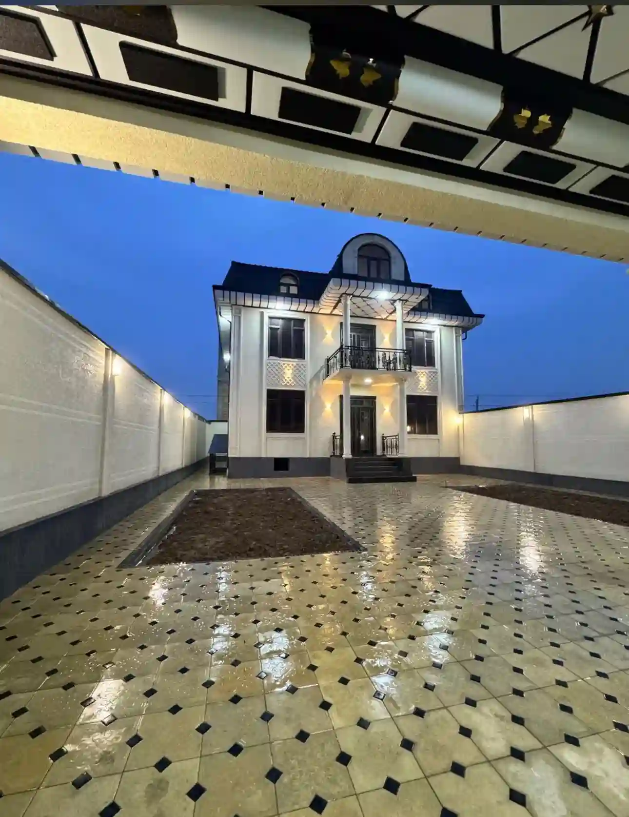 2 этажный, 5-комн. дом, 300 м², 3 соток, ховарон