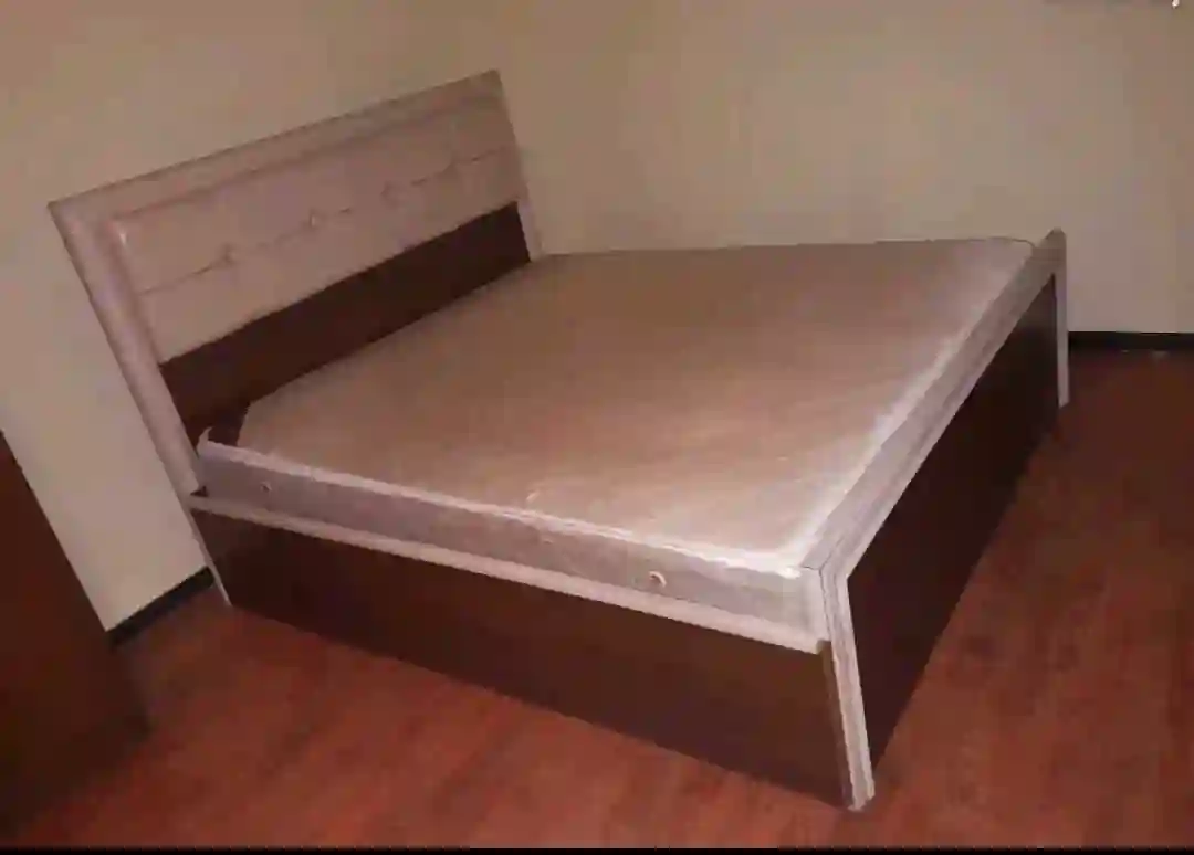 Двуспальная кровать 1.80 на 2м с матрасом