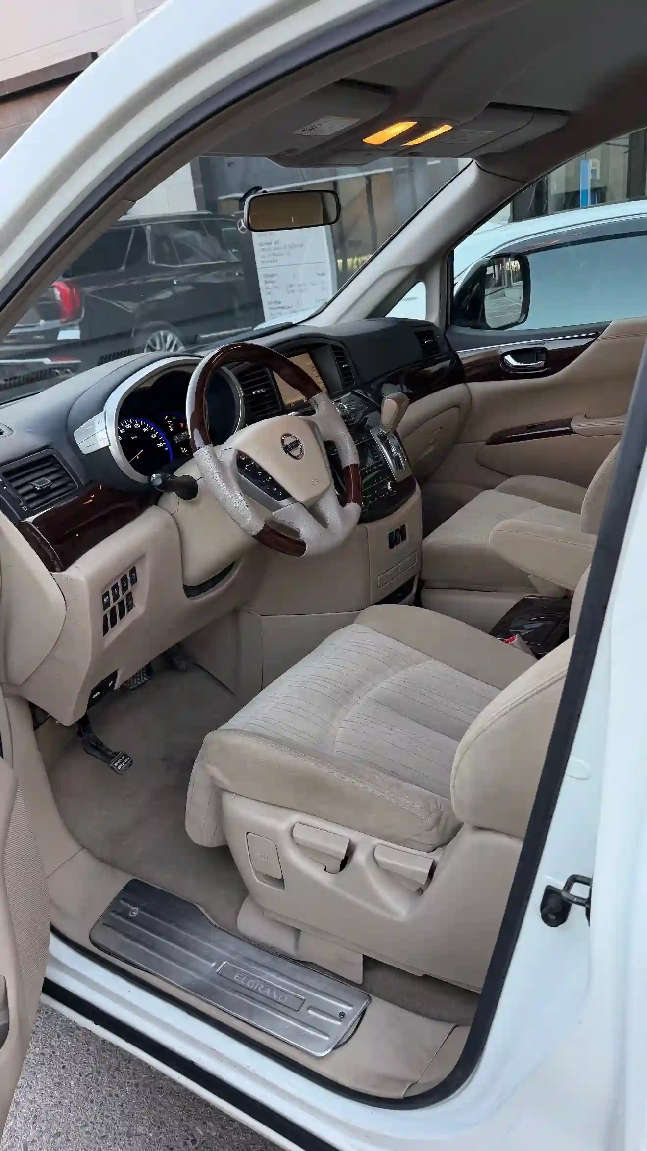 Nissan Elgrand 2014 — миниатюра 3