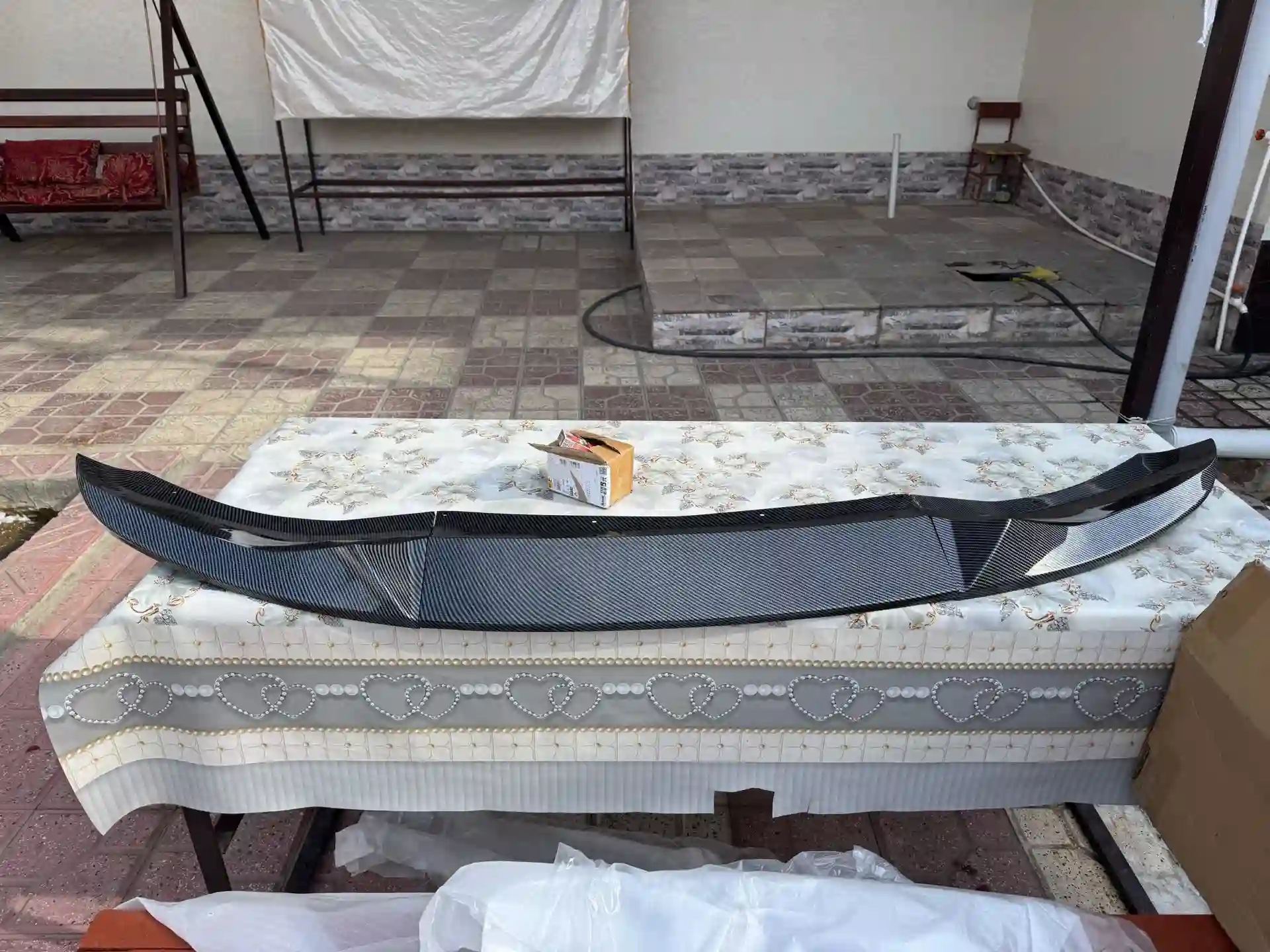 Это передний бамперный сплиттер из углеродного вол