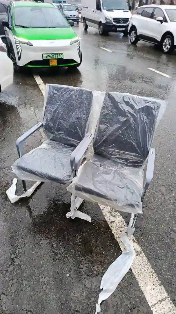 Стулья черный и серый 