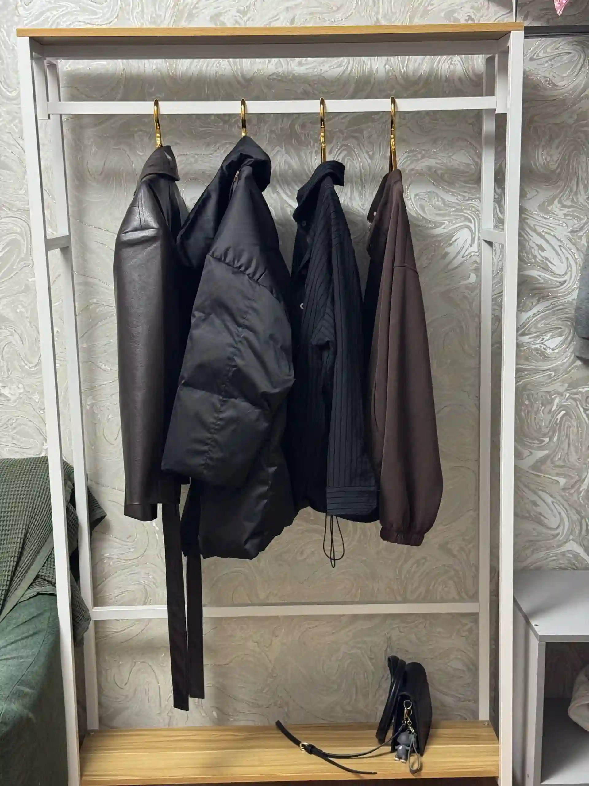 Стильная напольная вешалка (рейл) для одежды 