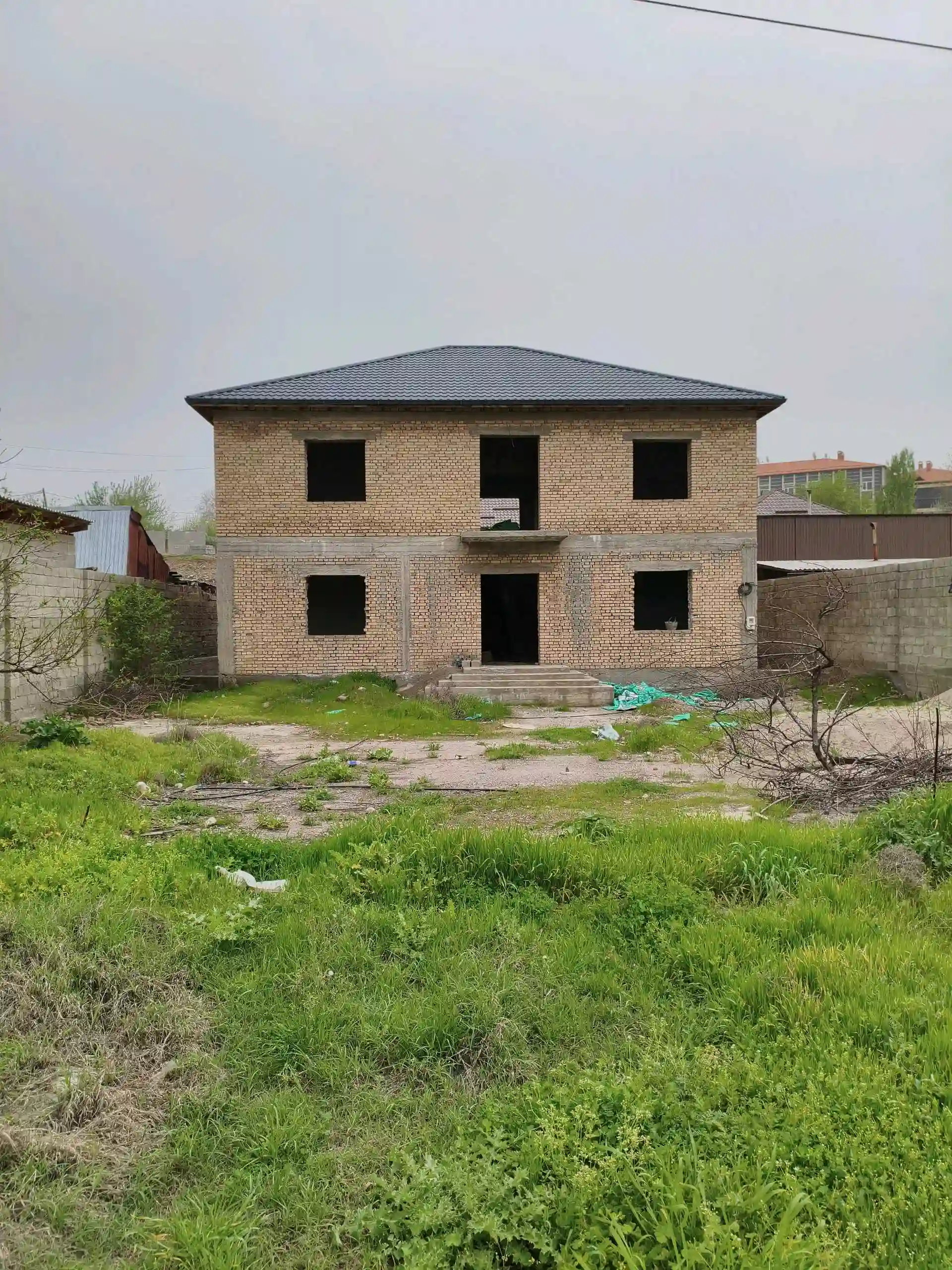 2 этажный, 8-комн. дом, 300 м², 800 соток, цетрый Вахдат