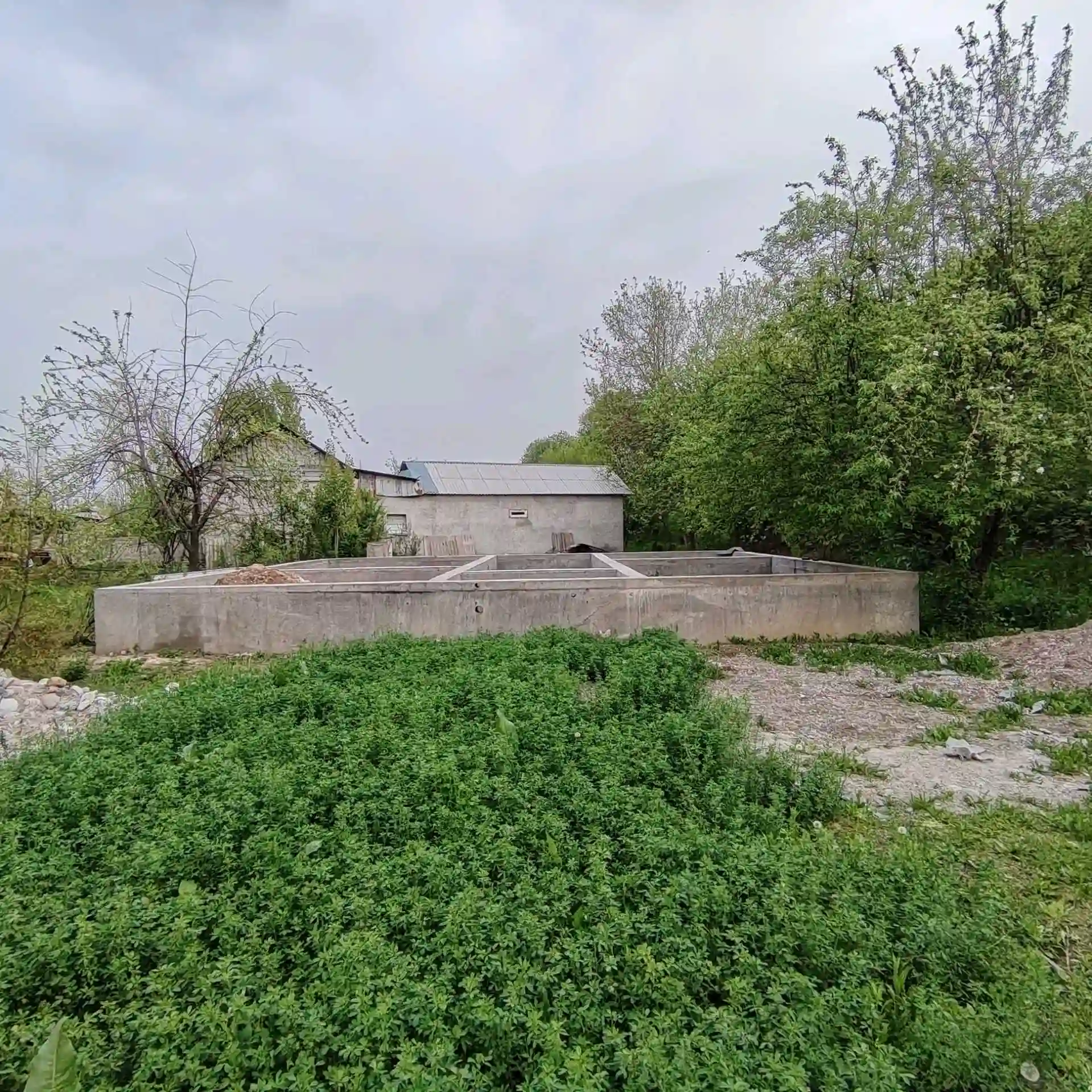 Постройка с земельным участком