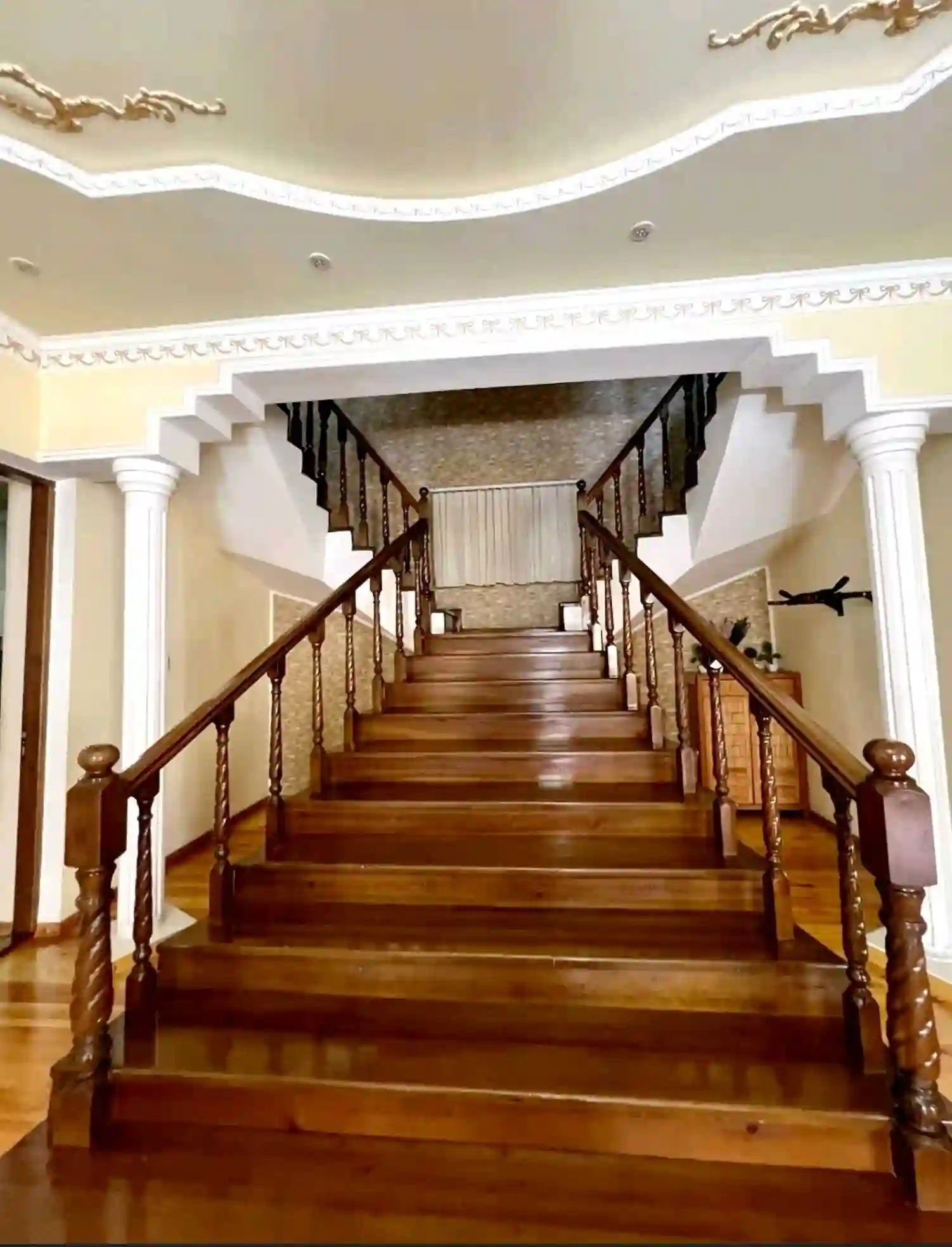 3 этажный, 8-комн. дом, 9242 м², 5 соток, Сино