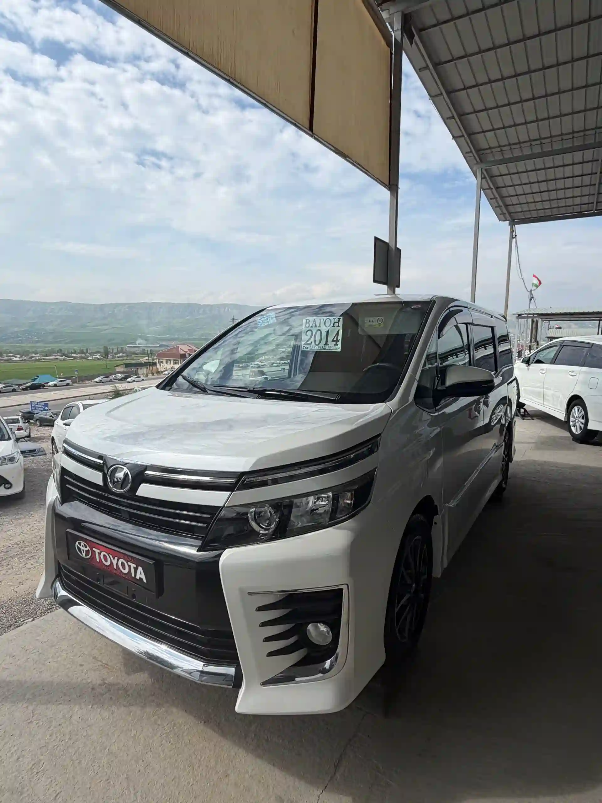 Toyota Voxy 2014 — миниатюра 2