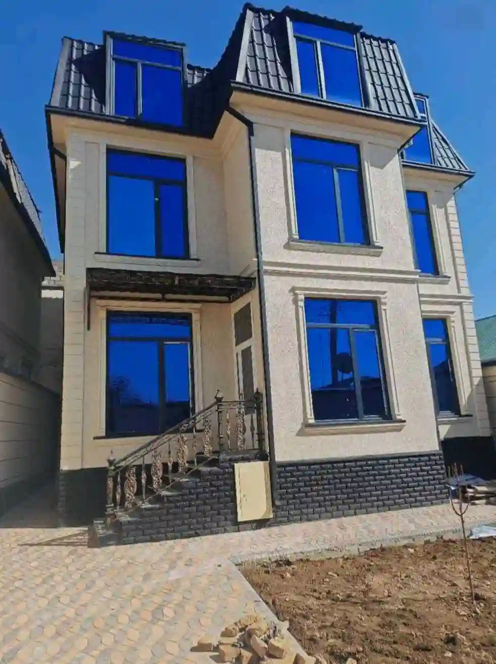 3 этажный, 8-комн. дом, 200 м², 2 соток, Сино