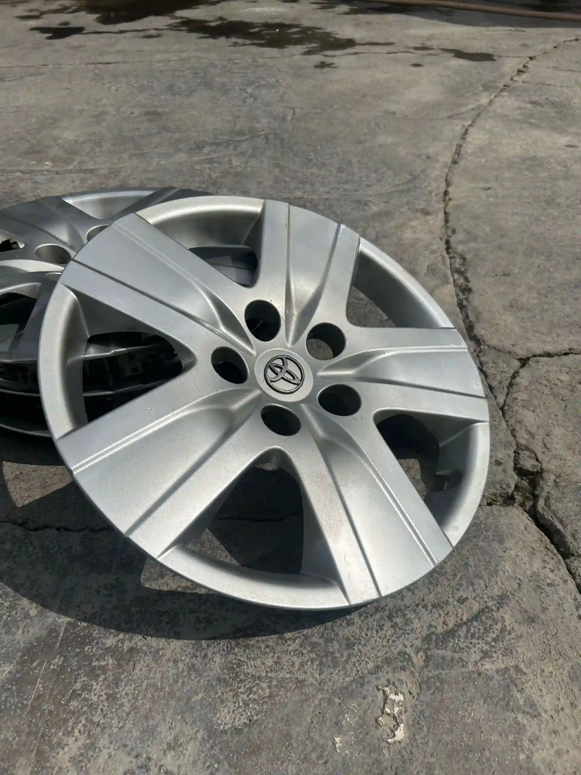 калпак для тойоты оригинальныйе в хорошем состоянииR16