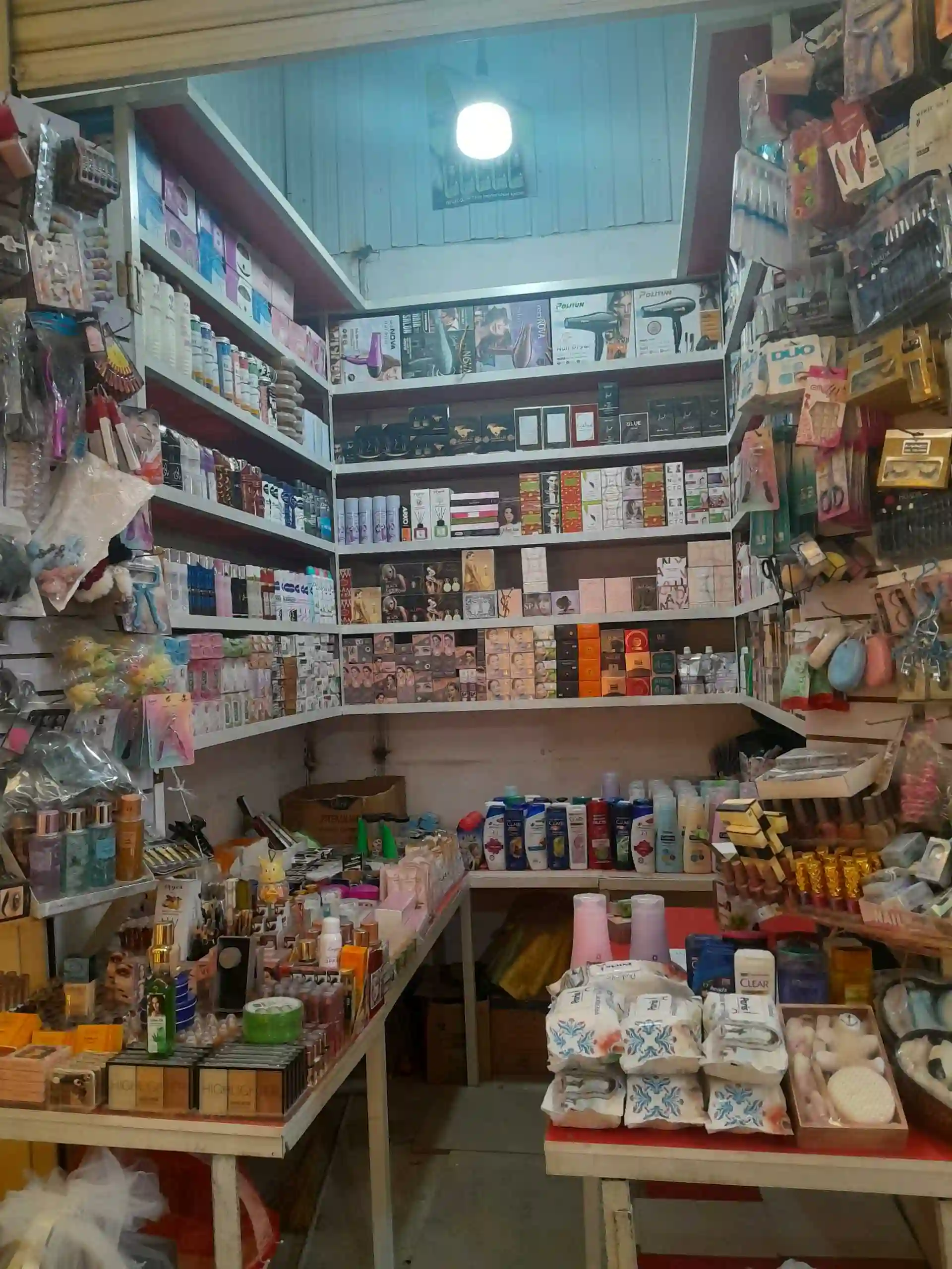 Магазини фуруши дар бозори корвон