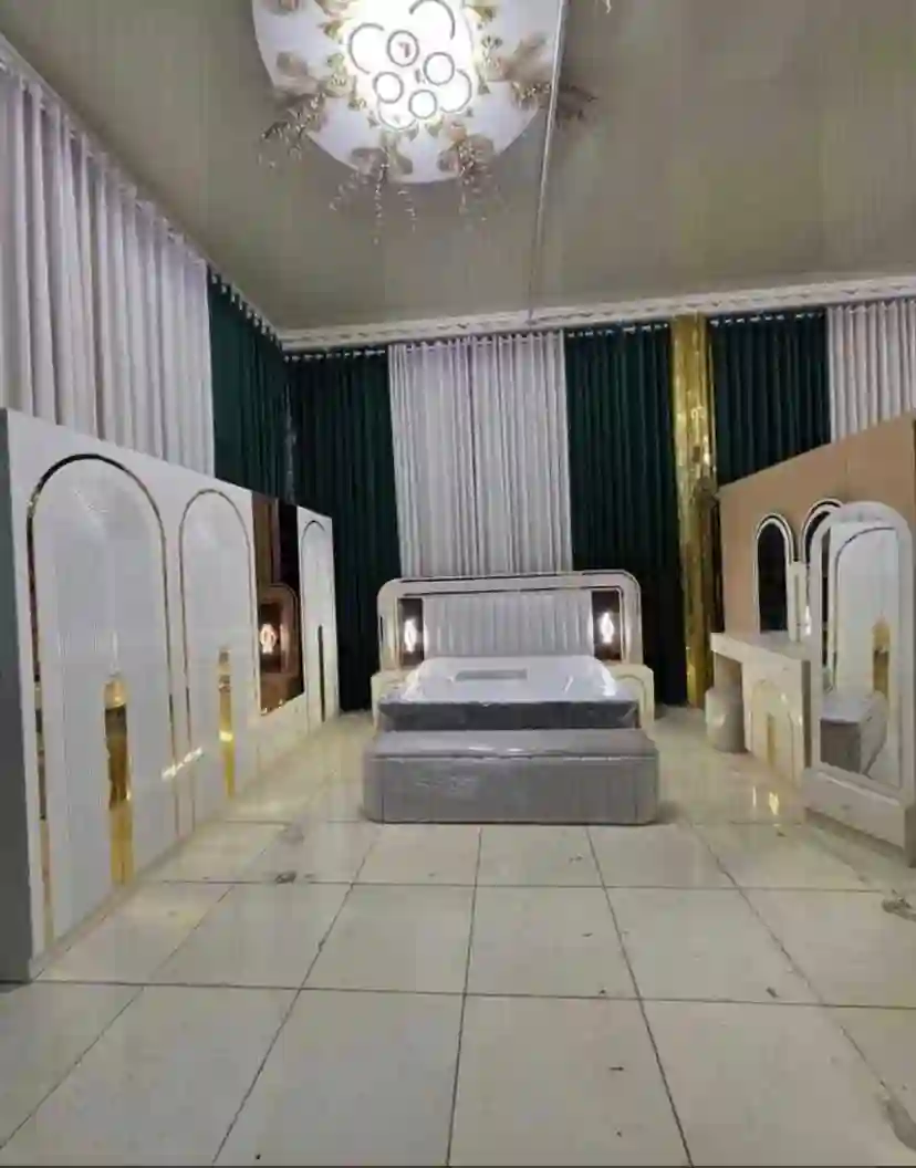 Глянцевый спальный гарнитур  