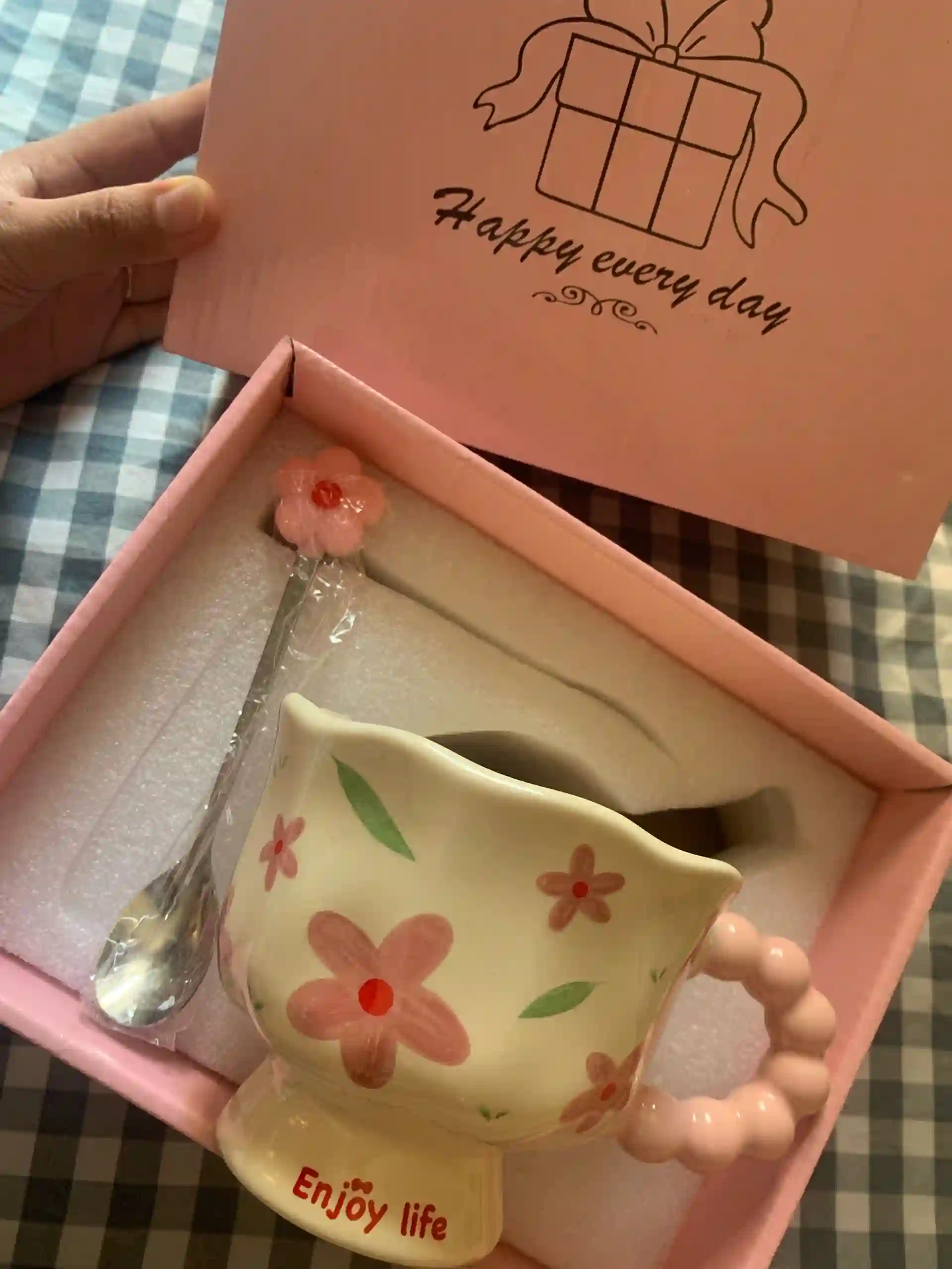 Нежная чашка с цветочным дизайном