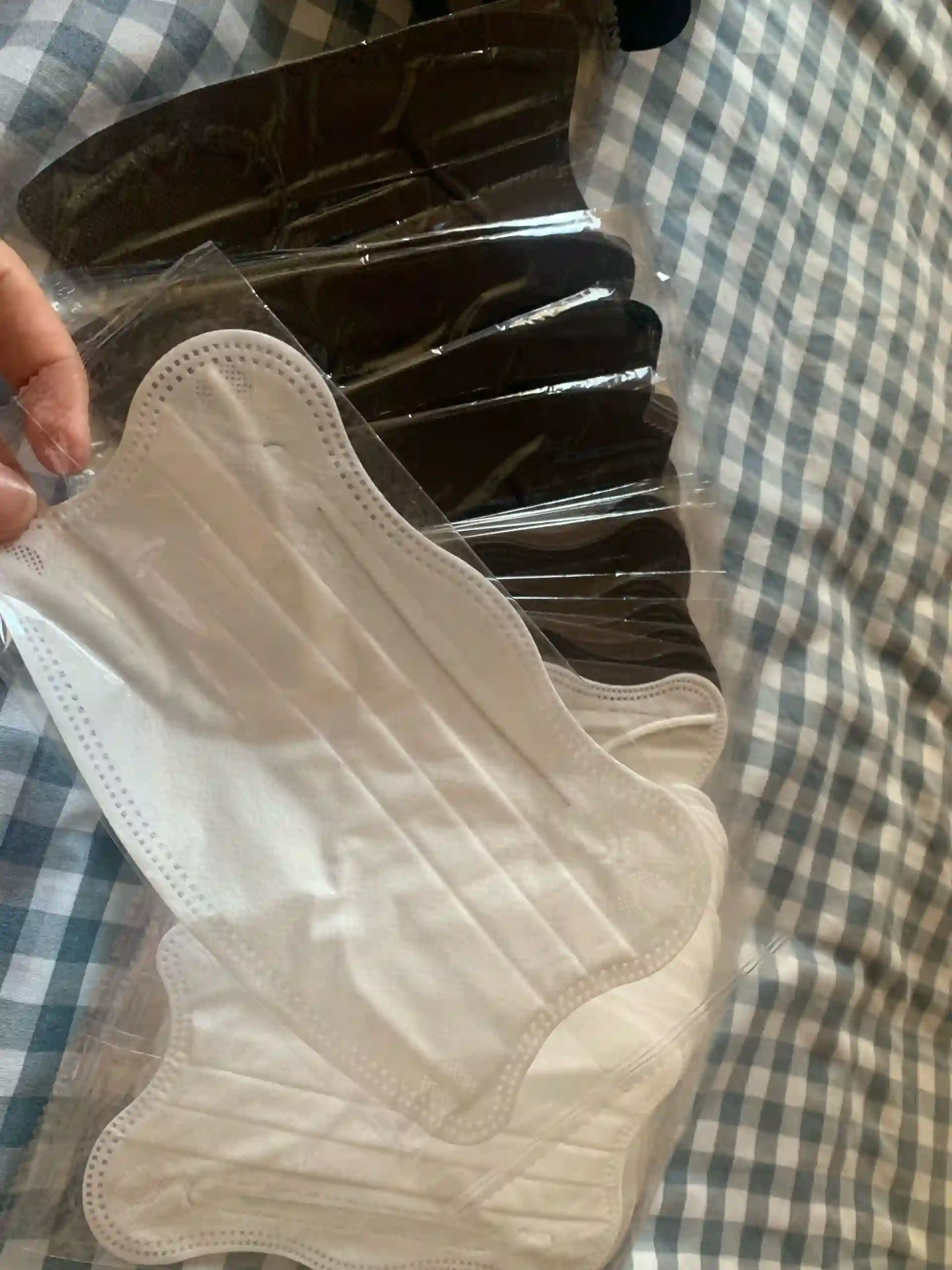 Медицинские маски (чёрная, белая) 