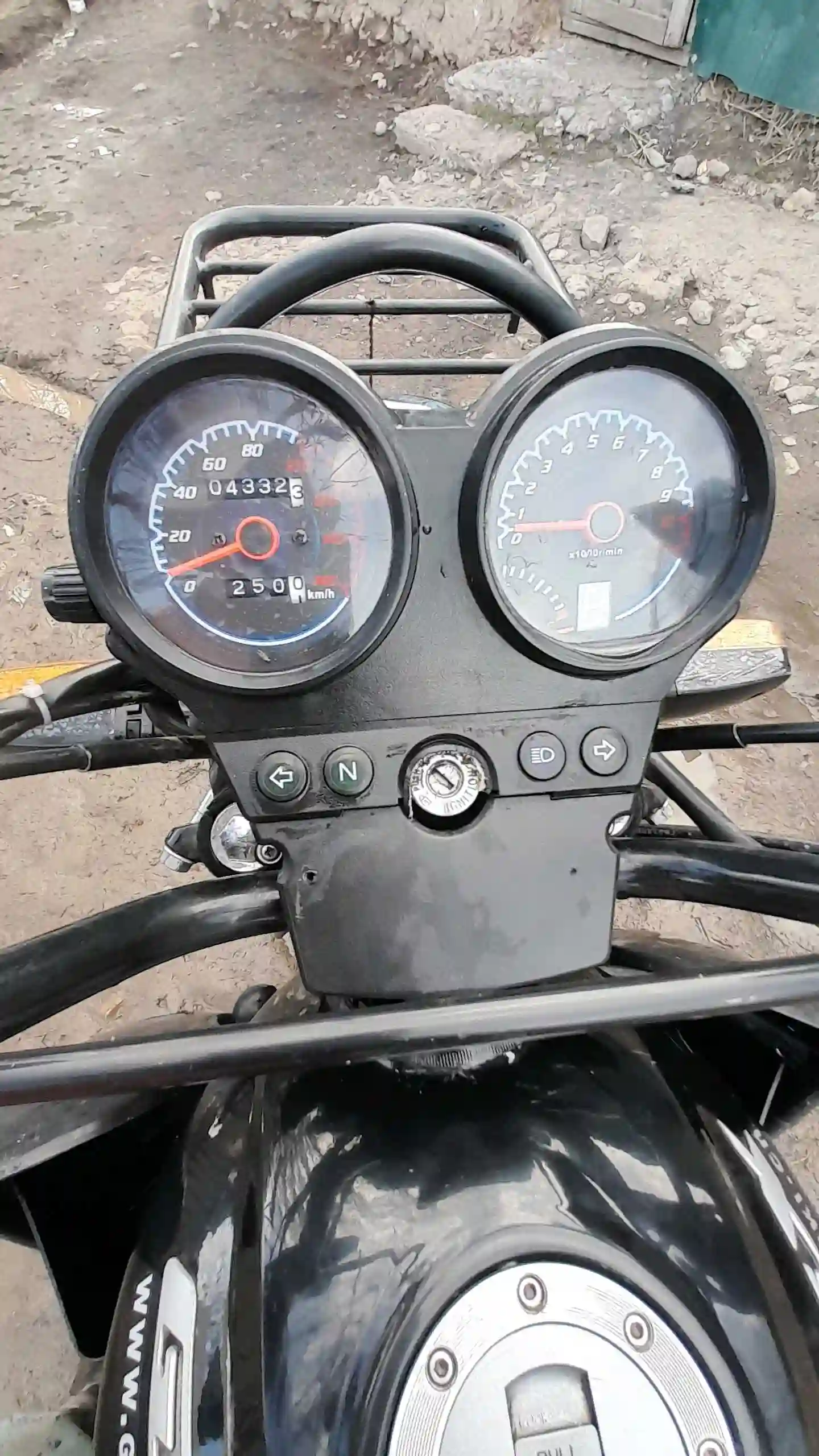 зур
