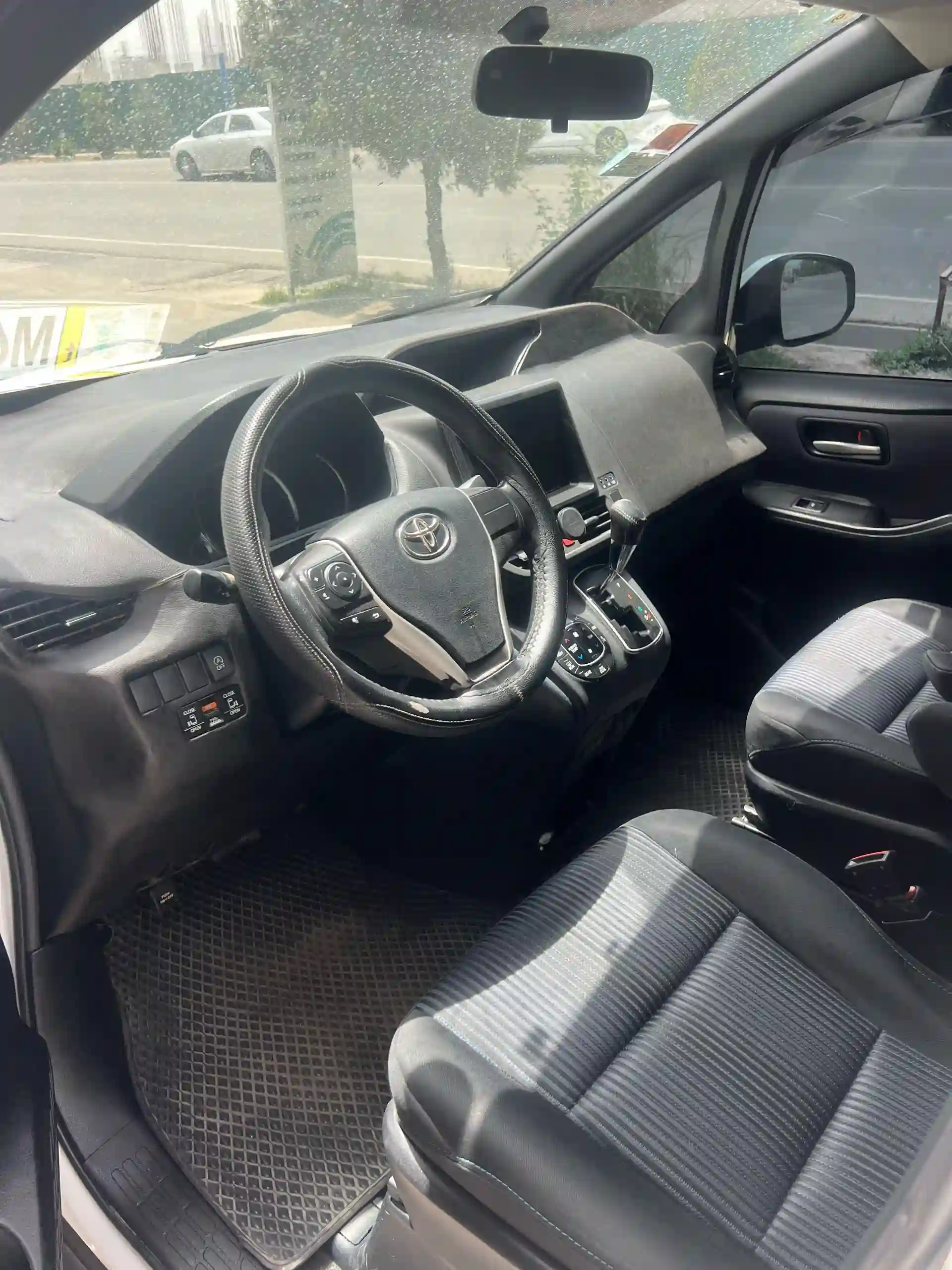 Toyota Voxy 2014 — миниатюра 2