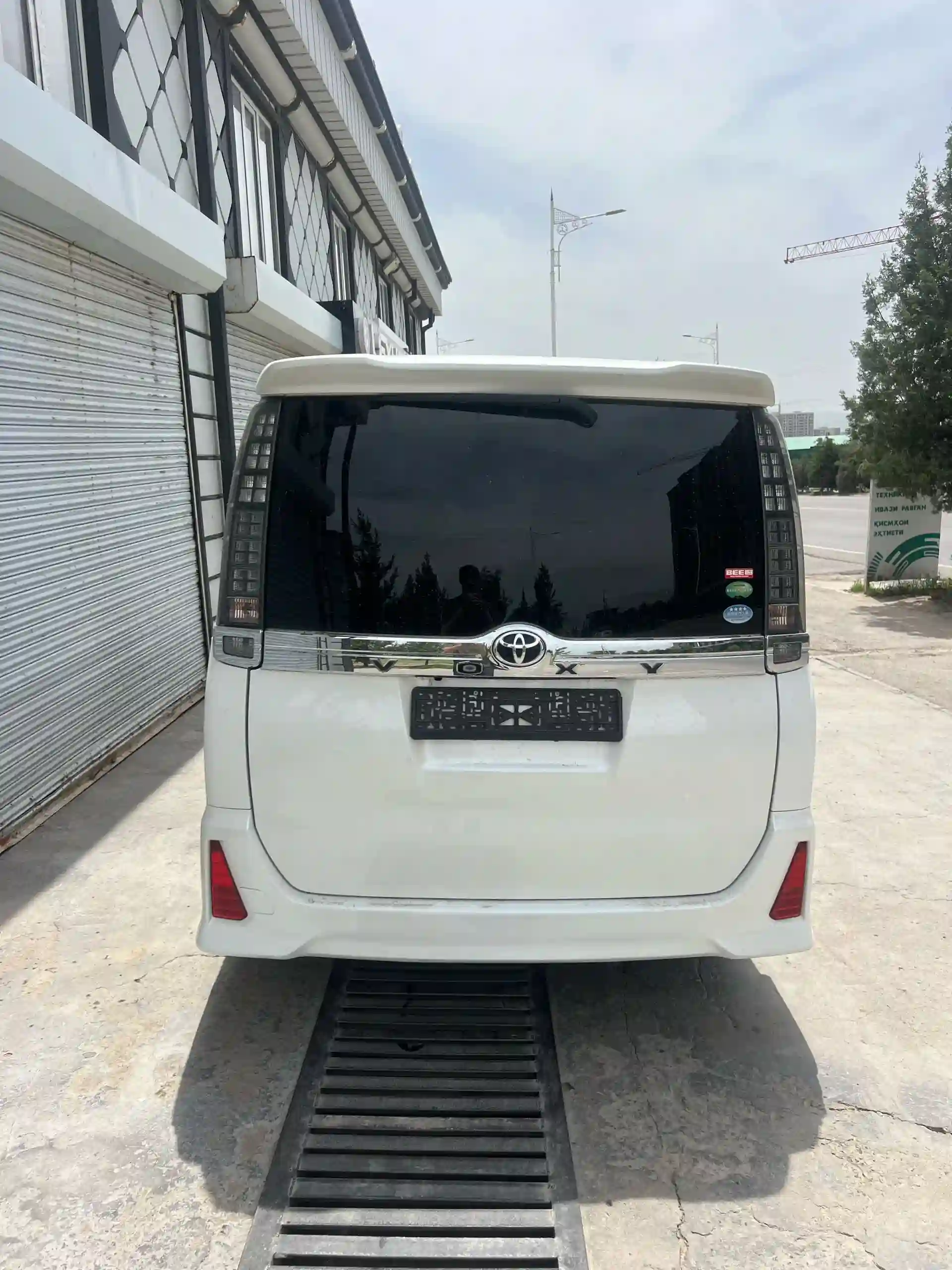 Toyota Voxy 2014 — миниатюра 3