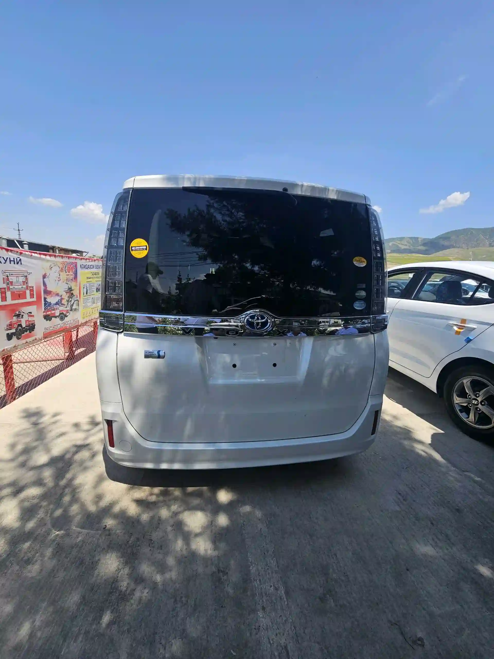 Toyota Voxy 2014 — миниатюра 2