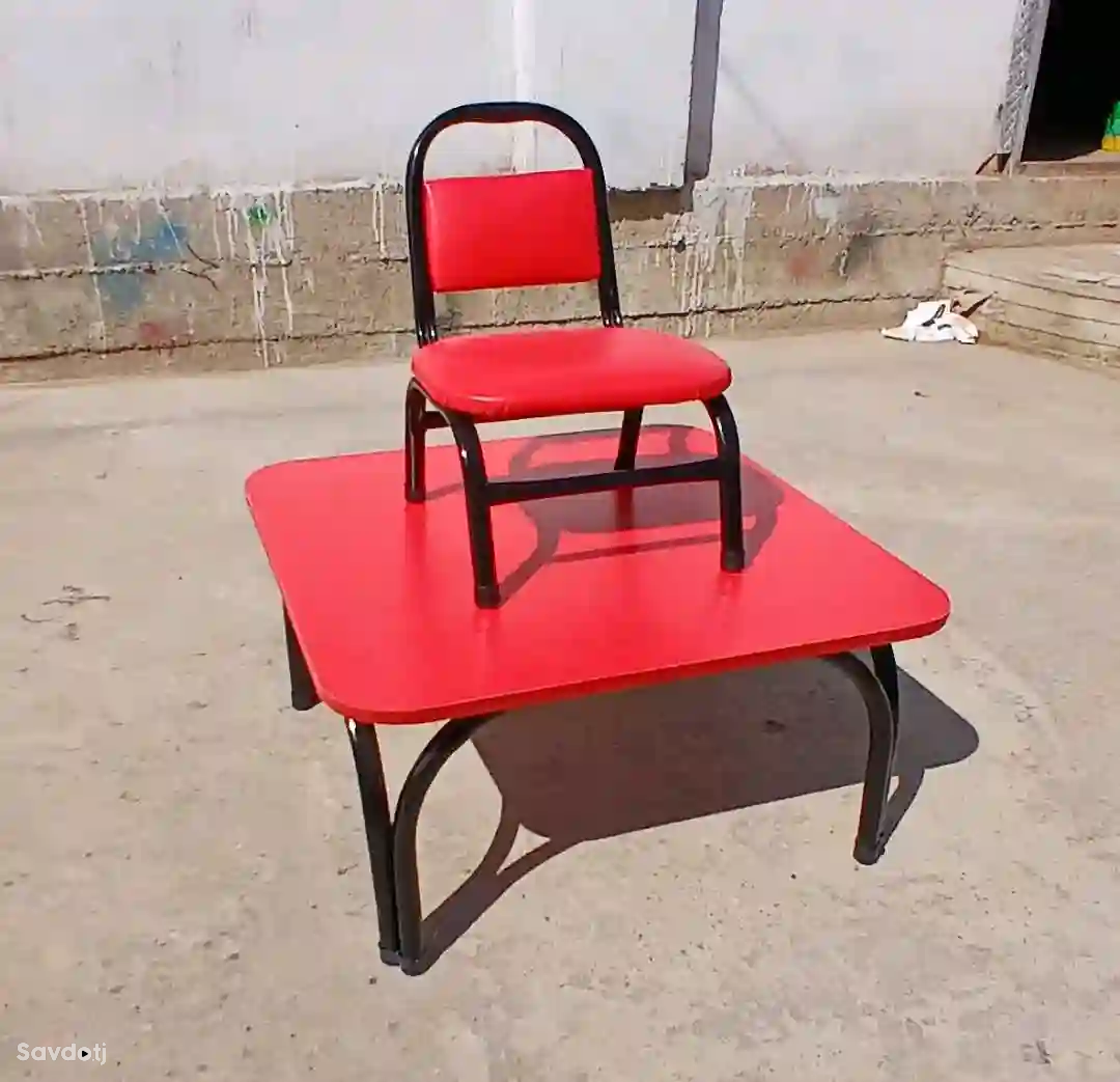Стол со стульями 
