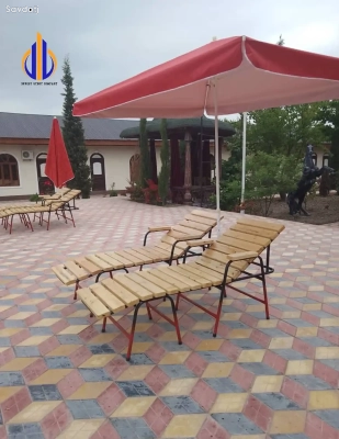 Лежак возле бассейна