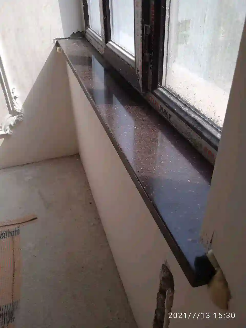 Подоконники из искусственного и кварцевого камня 
